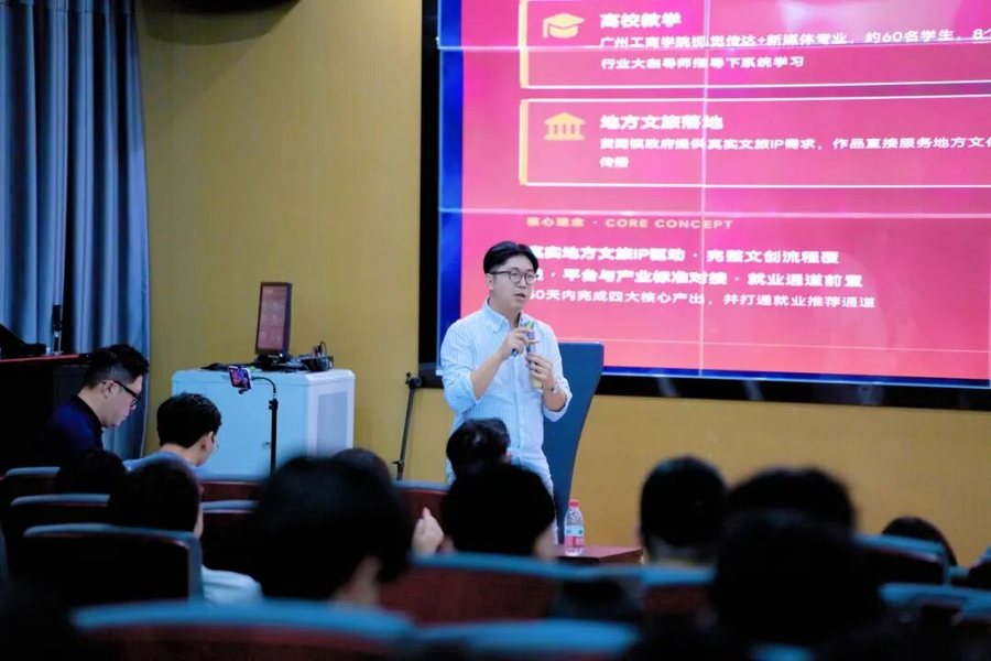 现场同学听讲